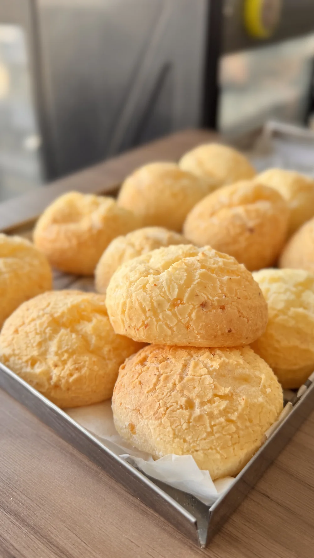 Pães de queijo dourados do Brasas e Fogão